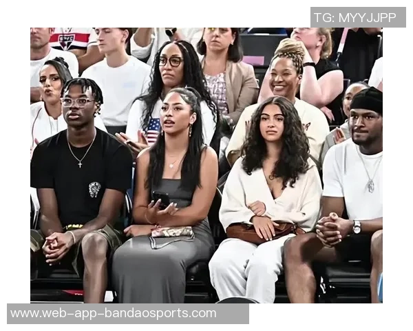 詹姆斯小儿子布莱斯与女友甜蜜合影引发网友热议与祝福